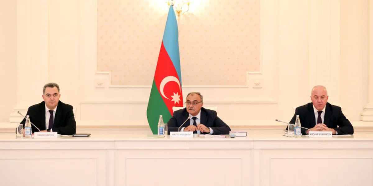 Vəzifəli şəxsin qərarına qanunsuz təsir göstərmə cinayəti ilə bağlı müzakirələr aparılıb