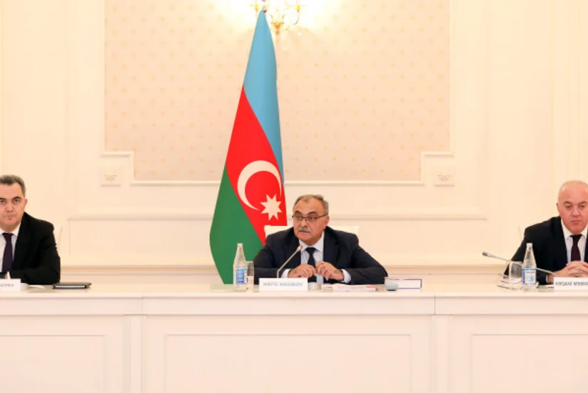 Vəzifəli şəxsin qərarına qanunsuz təsir göstərmə cinayəti ilə bağlı müzakirələr aparılıb