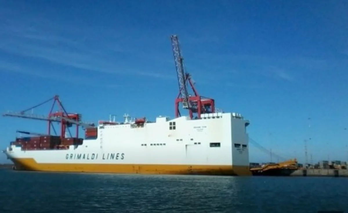 Britaniyada miqrantların ələ keçirdiyi gəmi azad edilib