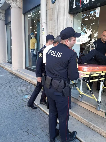 Bakıda halı pisləşən şəxs polis əməkdaşlarının köməkliyi ilə xəstəxanaya çatdırılıb