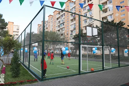 Bakıda Leyla Əliyevanın iştirakı ilə növbəti abadlaşdırılmış həyətin açılışı olub