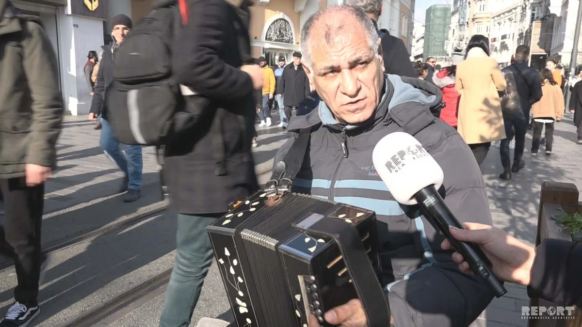 Türkiyədə azərbaycanlı küçə musiqiçisi: Qarabağla bağlı mahnı oxuyanda yaxşı pul verirlər - VİDEO