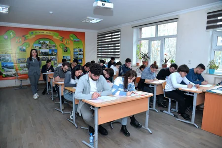Bu gün mindən artıq şagird eksternat imtahanlarında iştirak edib