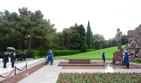 Gürcüstan Prezidenti Fəxri və Şəhidlər xiyabanlarını ziyarət edib