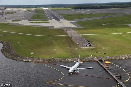Из съехавшего в реку во Флориде Boeing 737 извлекли бортовой самописец