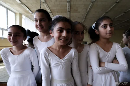 Musiqi səsləri, dəhlizdə gəzişən kiçik balerinalar - REPORTAJ