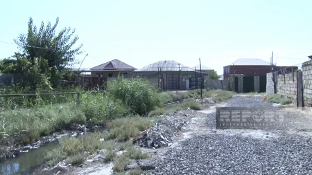 Sumqayıtda yaşayış massivindən keçən kanalda antisanitar vəziyyət yaranıb, ərazini üfunət bürüyüb