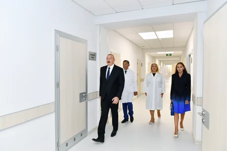 İlham Əliyev və Mehriban Əliyeva Bakıda doğum evində aparılmış əsaslı təmirdən sonra yaradılan şəraitlə tanış olublar