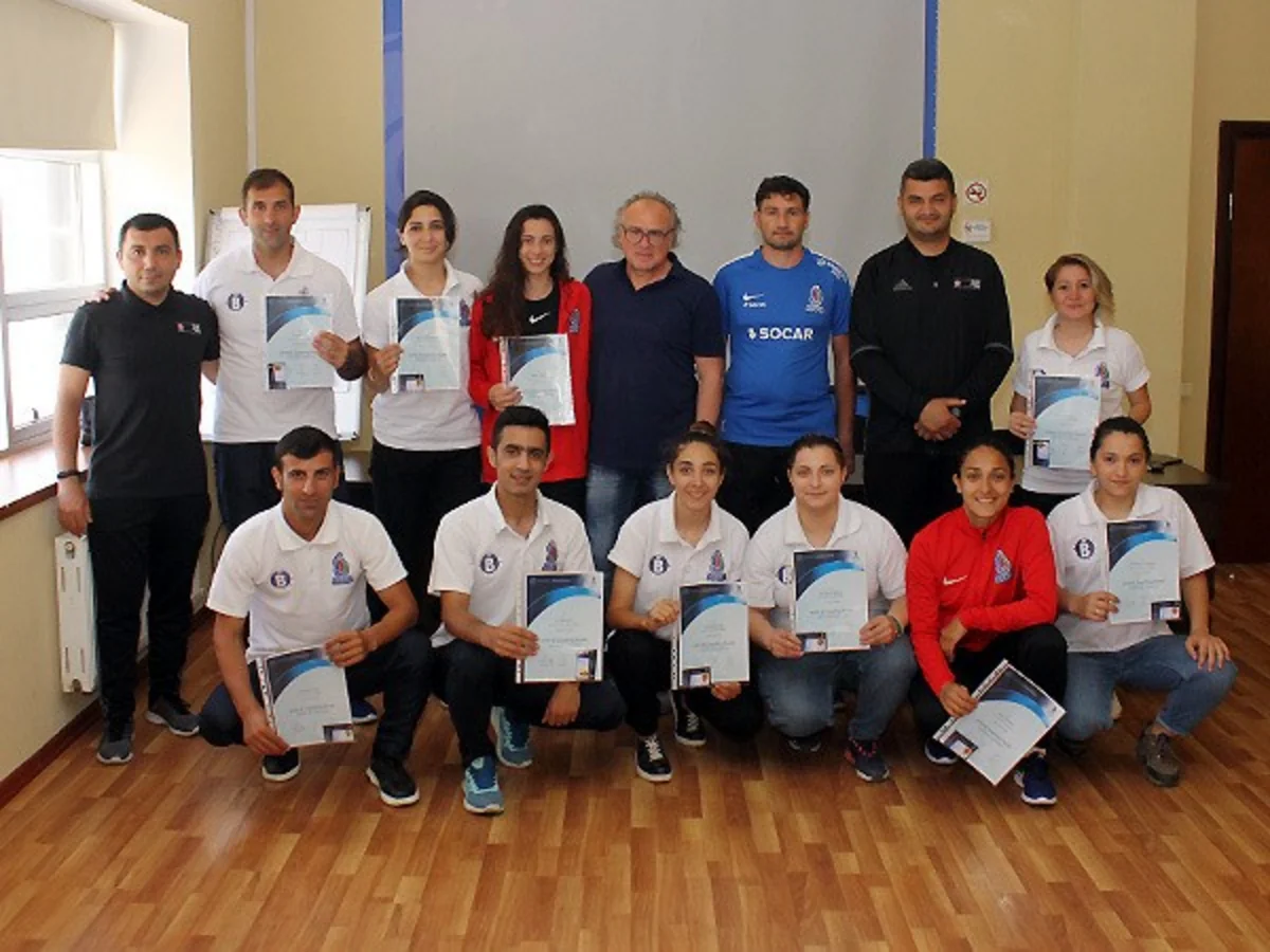 Qadın futbolunda çalışan məşqçilərə diplomlar təqdim olunub