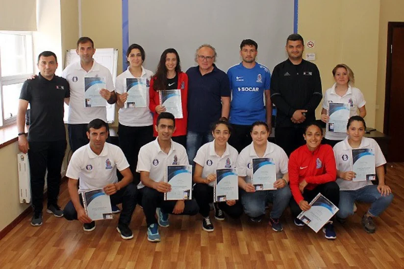 Qadın futbolunda çalışan məşqçilərə diplomlar təqdim olunub