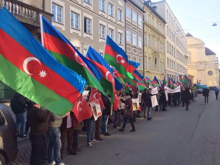 Münhen Təhlükəsizlik Konfransının keçirildiyi otelin önündə azərbaycanlıların etiraz aksiyası olub