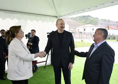 Prezident İlham Əliyev Laçının Bəylik kəndinə köçən sakinlərlə görüşüb, onlara evlərin açarlarını təqdim edib - YENİLƏNİB