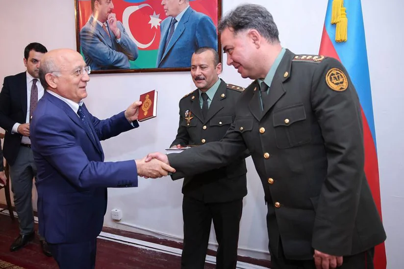 ​Mübariz Qurbanlı cəzaçəkmə müəssisəsinə çoxsaylı kitablar hədiyyə edib