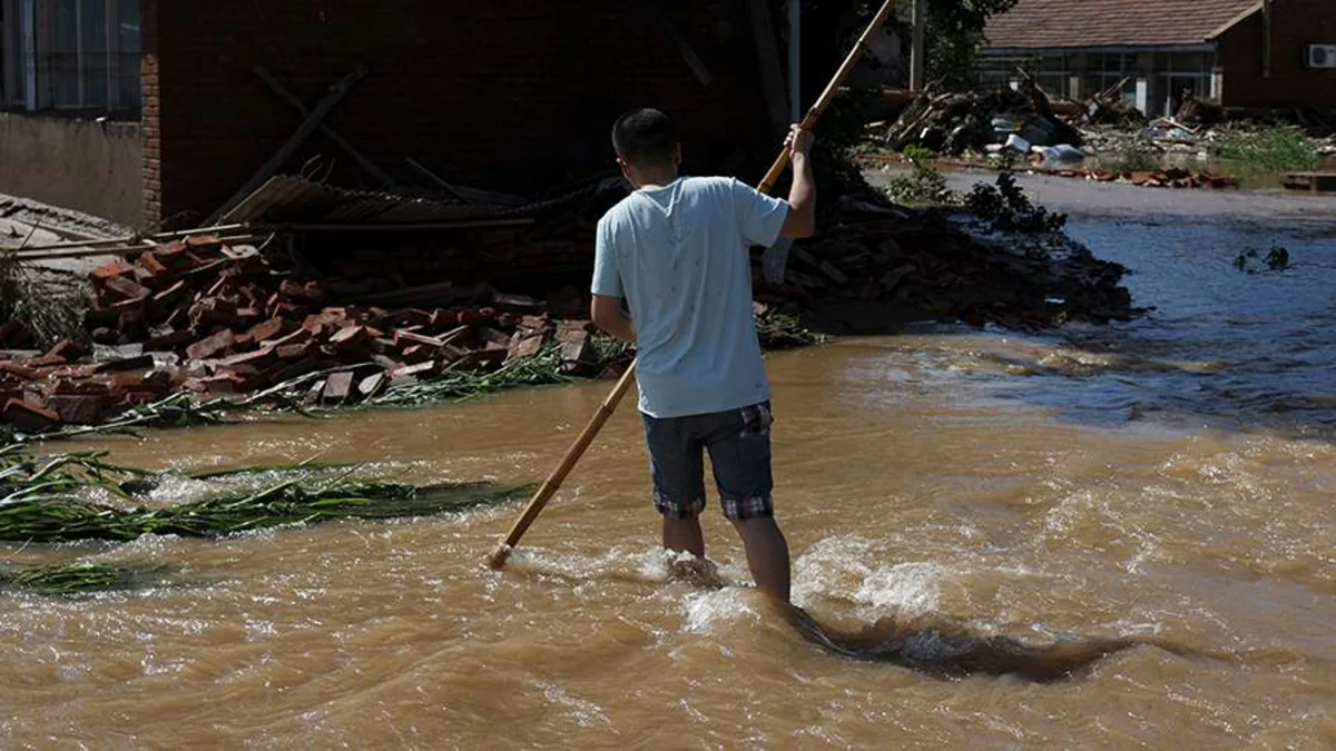 Northern China flash flood kills 10