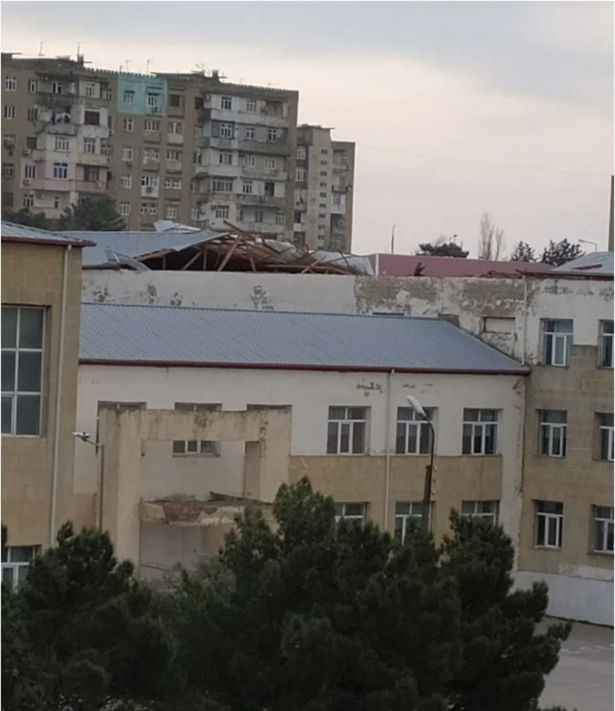 Bakıda güclü külək orta məktəbin dam örtüyünü uçurdu