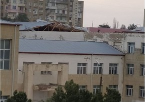Bakıda güclü külək orta məktəbin dam örtüyünü uçurdu