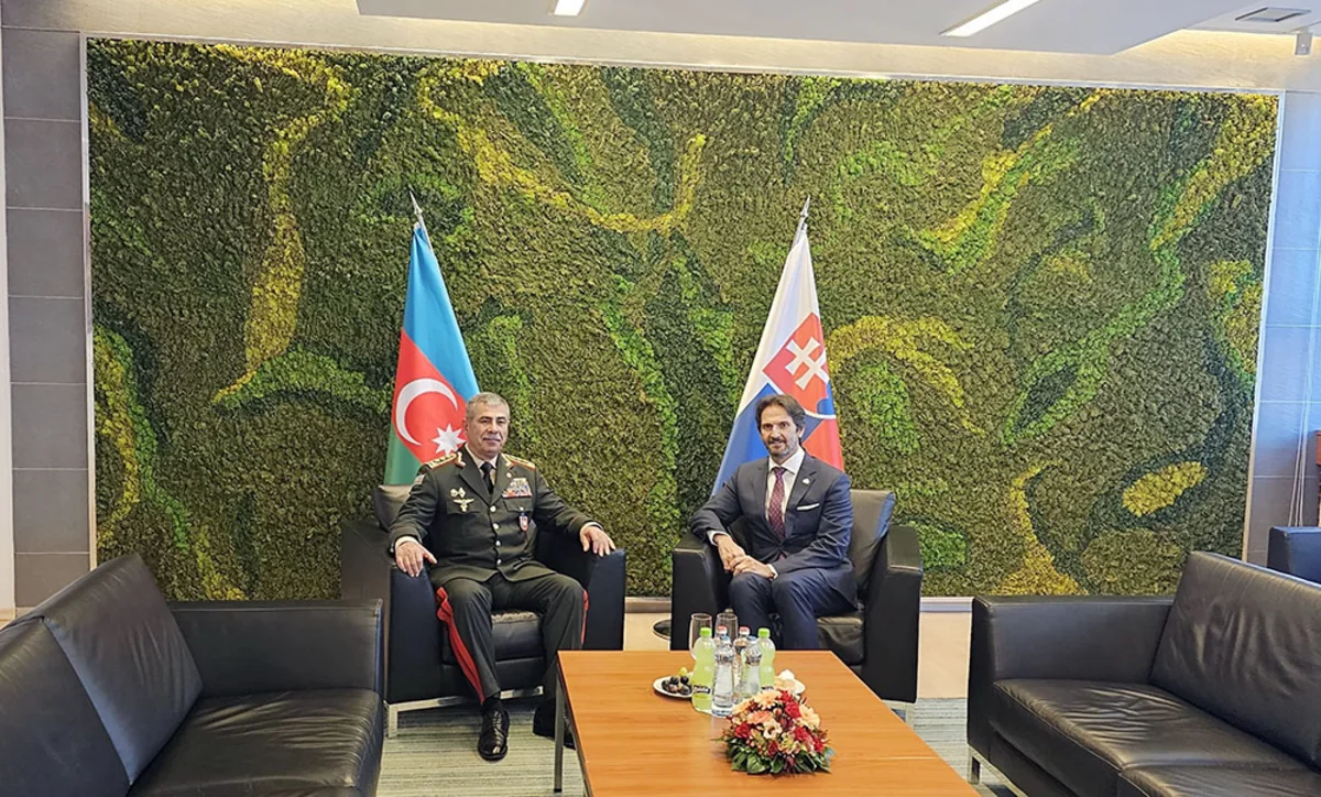 Zakir Həsənov slovakiyalı həmkarı ilə hərbi əməkdaşlığın cari vəziyyətini müzakirə edib