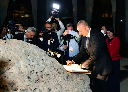 Prezident İlham Əliyev Əlcəzairdə Şəhidlər abidəsini və Milli Mücahidlər Muzeyini ziyarət edib - YENİLƏNİB-3
