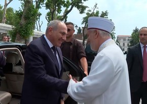 Ermənistanın baş naziri İstanbulda Göy Məscidi ziyarət edib