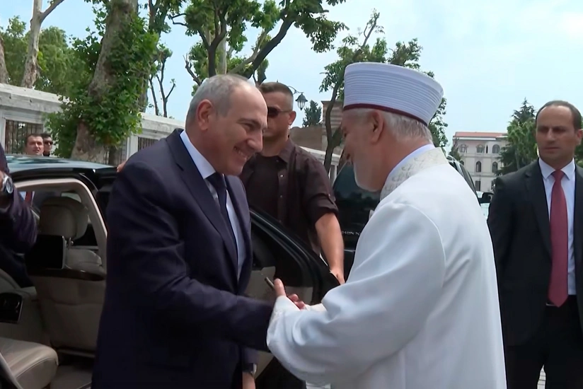 Ermənistanın baş naziri İstanbulda Göy Məscidi ziyarət edib