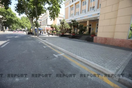 В Баку восстановлен тротуар на месте демонтированной незаконной парковки