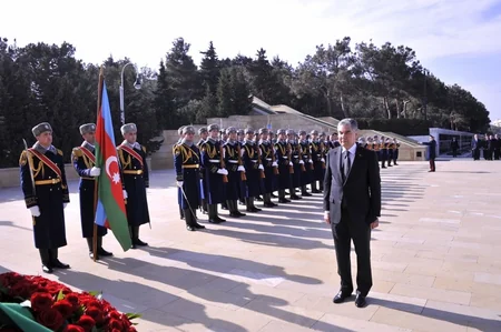 Qurbanqulu Berdiməhəmmədov Şəhidlər xiyabanını ziyarət edib