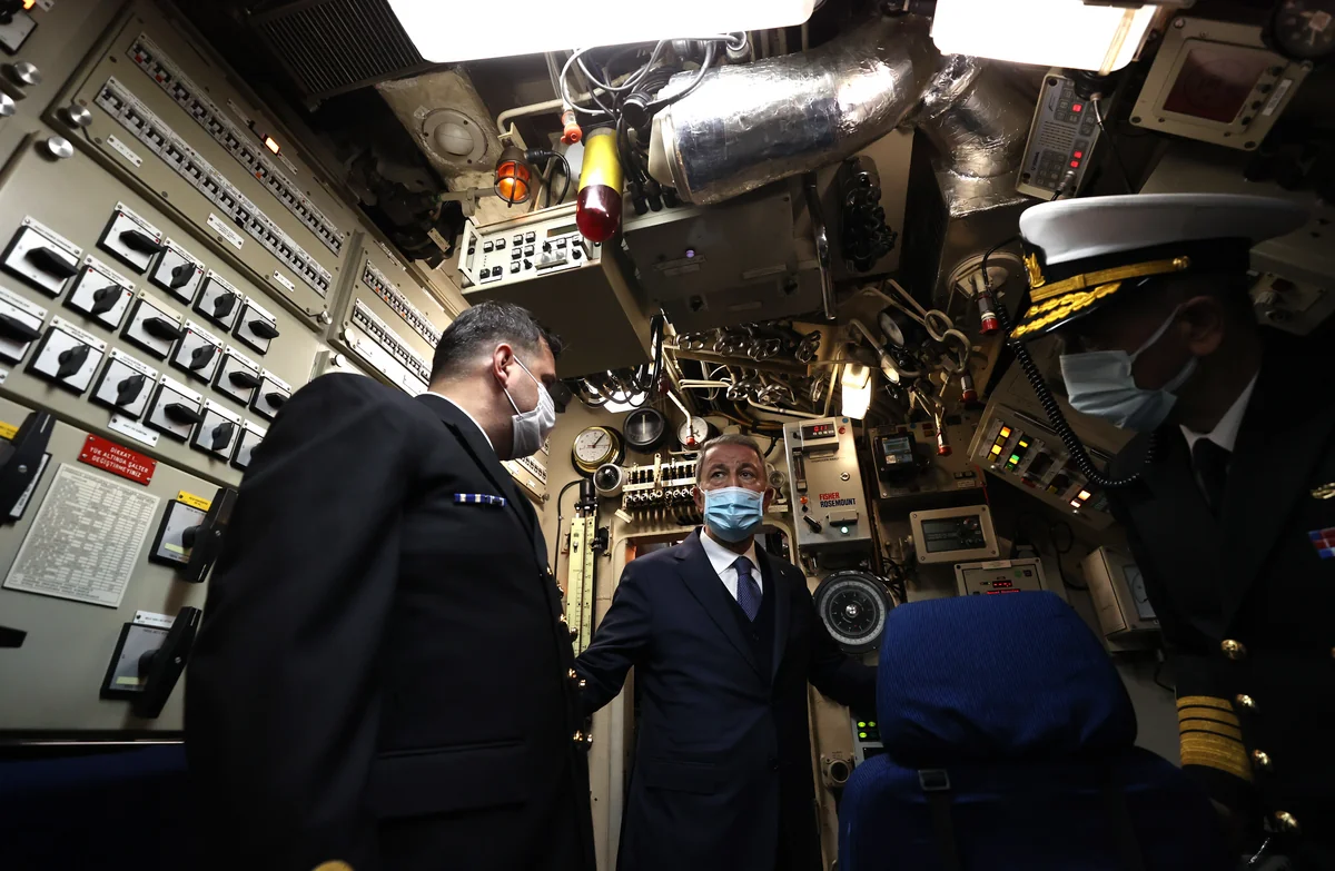 Хулуси Акар побывал на подлодке у берегов Эгейского моря