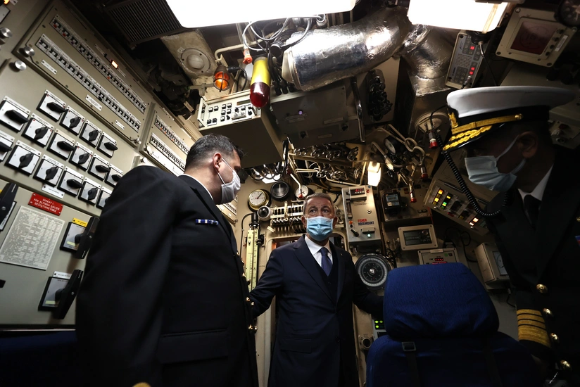 Хулуси Акар побывал на подлодке у берегов Эгейского моря