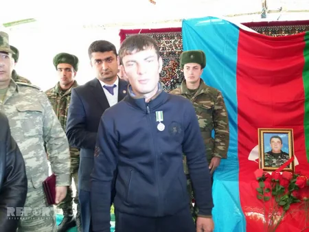Azərbaycan ordusunun şəhid olan əsgərinin medalı qardaşına təqdim olunub - FOTO