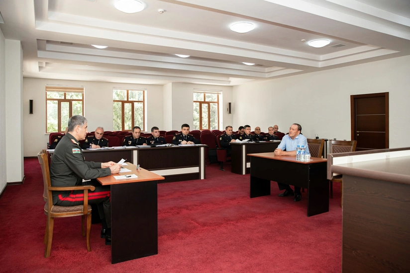 Вилаят Эйвазов провел в Исмаиллы прием граждан и строевой смотр