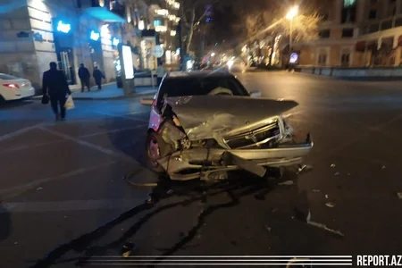 Bakının mərkəzində yol qəzası oldu, avtomobillərdən biri aşdı - YENİLƏNİB