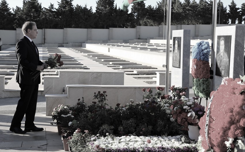 ABŞ-ın Azərbaycandakı səfiri Vətən müharibəsi şəhidlərinin xatirəsini yad edib