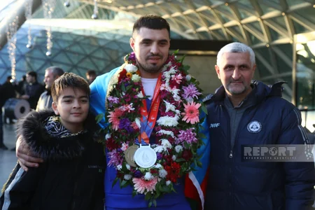 Dünya çempionatında gümüş medal qazanan Azərbaycan ağırlıqqaldıranı Vətənə qayıdıb