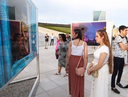 Heydər Əliyev Mərkəzinin parkında tanınmış fotoqraf Reza Deqatinin sərgisi açılıb - FOTO