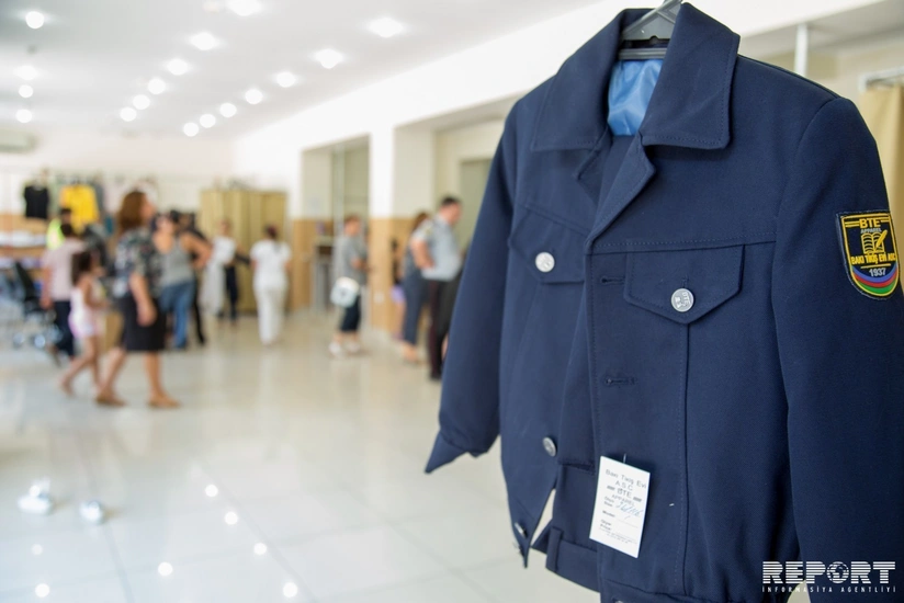 Ceyhun Bayramov yeni məktəbli formalarının qiymətindən danışıb