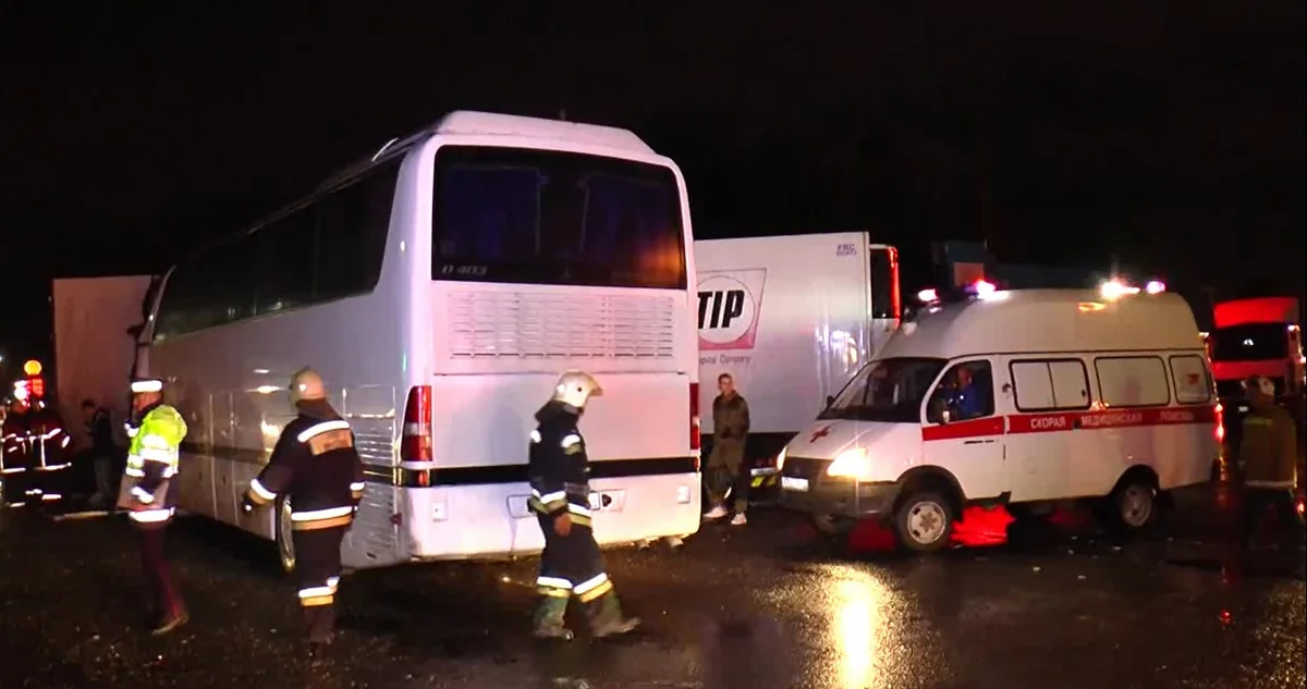 Rusiyada neftçiləri daşıyan avtobus qəzaya uğrayıb, 3 nəfər ölüb, 10-u yaralanıb