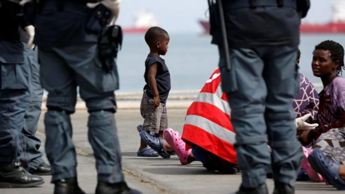 Refugee ship crashed off Libyan coast, 10 dead