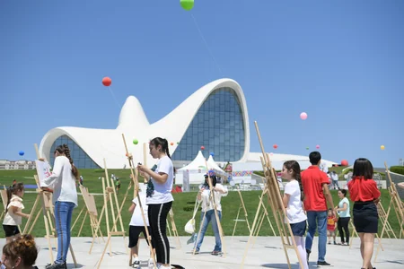 Heydər Əliyev Mərkəzinin parkında Uşaq festivalı keçirilib