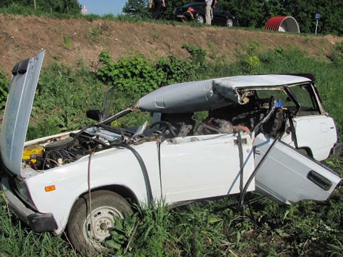 Yevlaxda avtomobil aşıb, sürücü xəsarət alıb