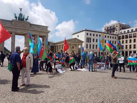 Azərbaycanlılar Berlin və Hannoverdə Ermənistanın Füzulidə törətdiyi hərbi təxribata qarşı etiraz aksiyası keçirib