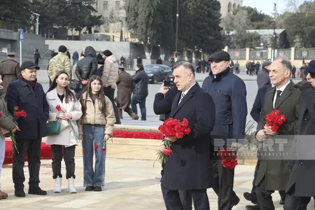 People of Azerbaijan pay tribute to 20 January martyrs - PHOTOS