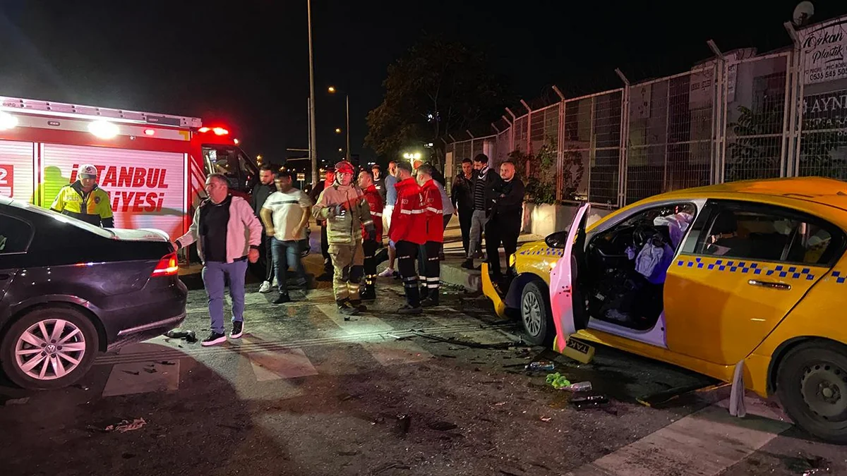 В тяжелом ДТП в Стамбуле пострадали 10 человек