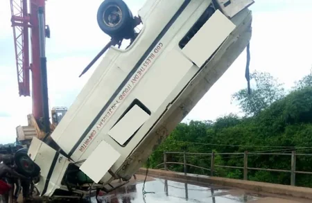 Nigeriyada avtobus çaya düşüb, 15 nəfər ölüb