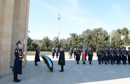 Nursultan Nazarbayev Bakıda Şəhidlər xiyabanını və Fəxri xiyabanı ziyarət edib - ƏLAVƏ OLUNUB