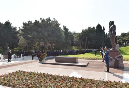 Azərbaycan Prezidenti Ümummilli Lider Heydər Əliyevin məzarını ziyarət edib - FOTO