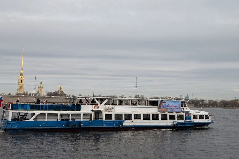 В Петербурге на Неве столкнулись два теплохода