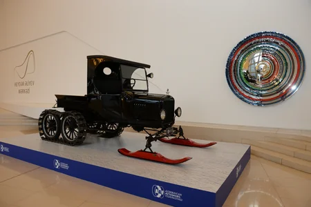 Heydər Əliyev Mərkəzində unikal klassik və idman avtomobilləri nümayiş olunur