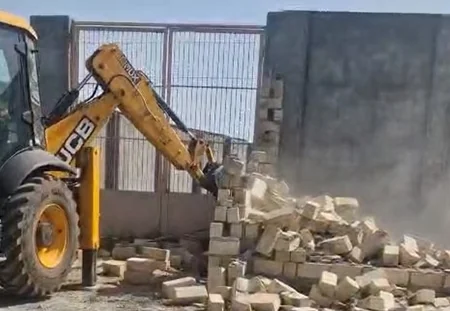 Gəncədə qanunsuz tikili sökülüb