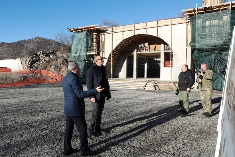 İlham Əliyev Daşaltı kənd məscidində tikinti işlərinin gedişi ilə tanış olub