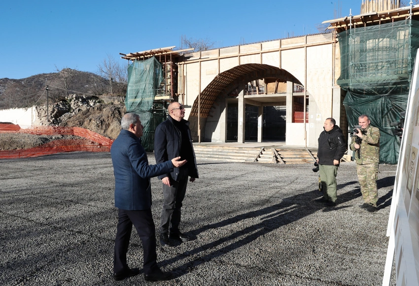 İlham Əliyev Daşaltı kənd məscidində tikinti işlərinin gedişi ilə tanış olub